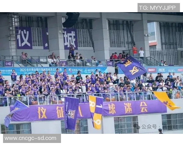 球迷在看台上表白成功，现场掌声雷动